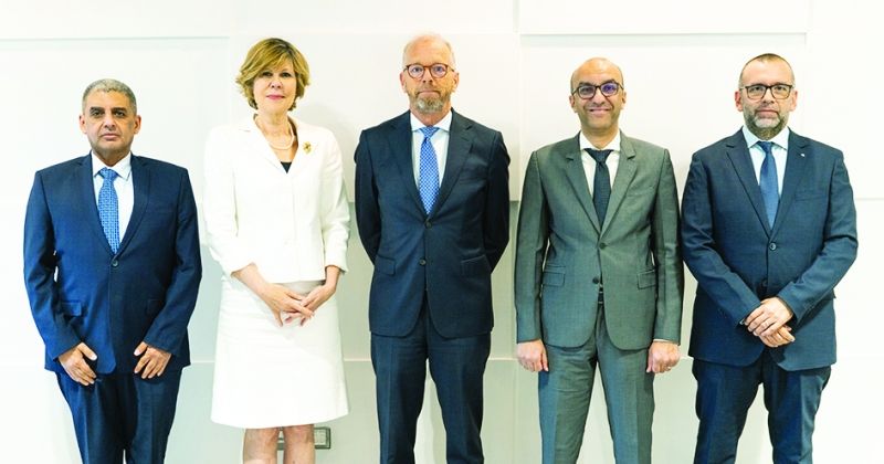 لقطة جماعية لممثلي الجامعة الأمريكية في الكويت والسفارة الهولندية