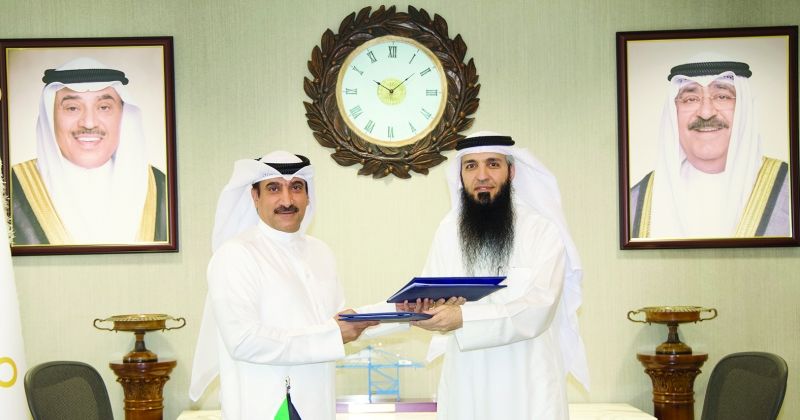 ممثلا «التطبيقي» و«الموانئ» يتبادلان نسختي الاتفاقية