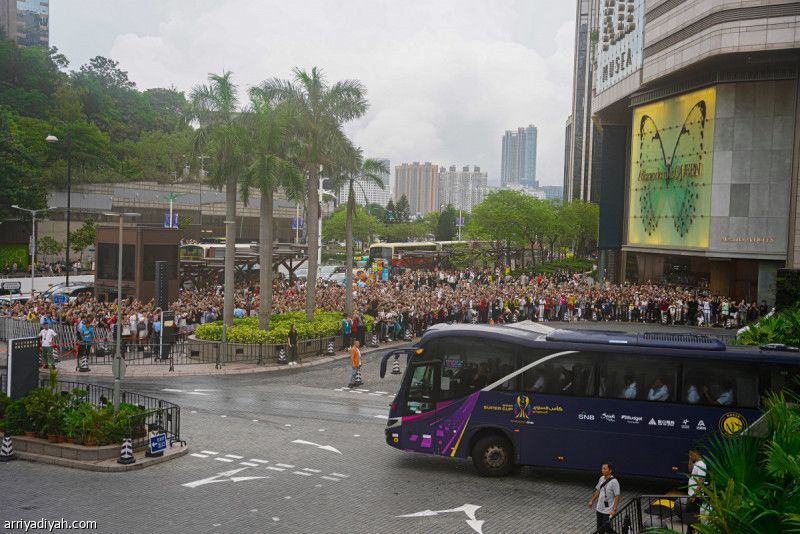 حشود غفيرة تستقبل حافلة النصر