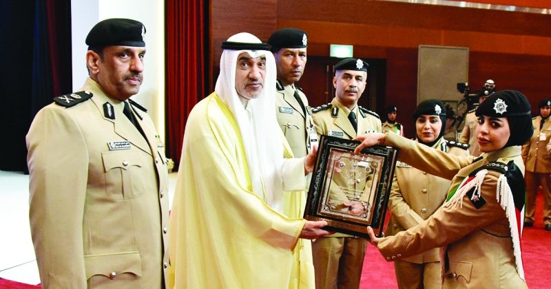 اليوسف مكرّماً إحدى الخريجات