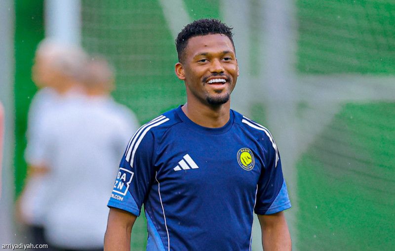 المرة السابعة.. أيمن يبدأ اللقاء ظهيرا