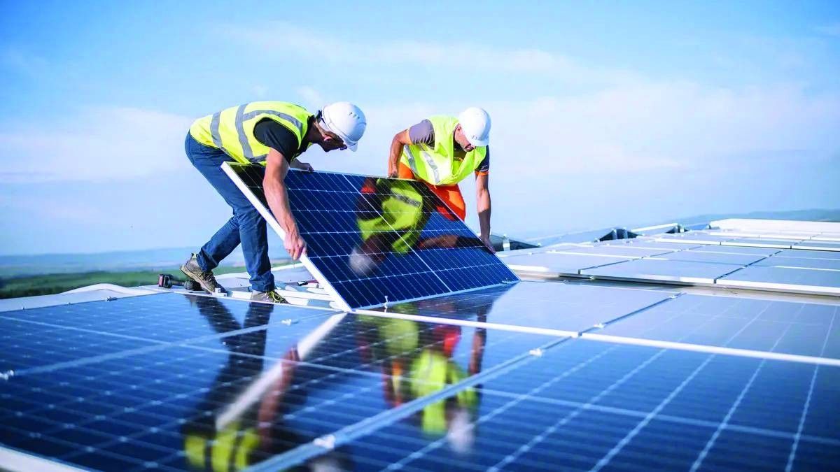 «مصدر» وائتلاف شركات يستكملان الإغلاق المالي لمشروع للطاقة الشمسية بالسعودية