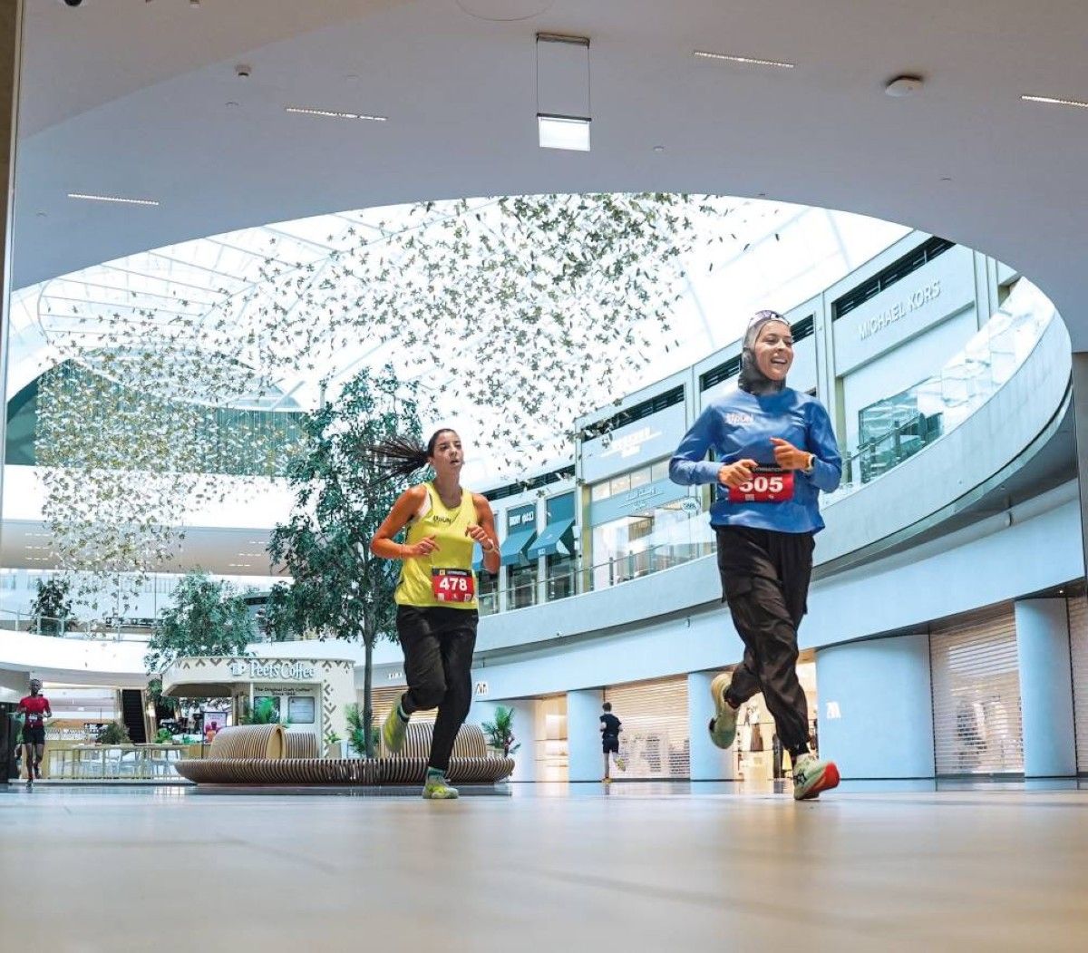 «دبي الرياضي» يحتفي بيوم المرأة الإماراتية في «دبي مولاثون»