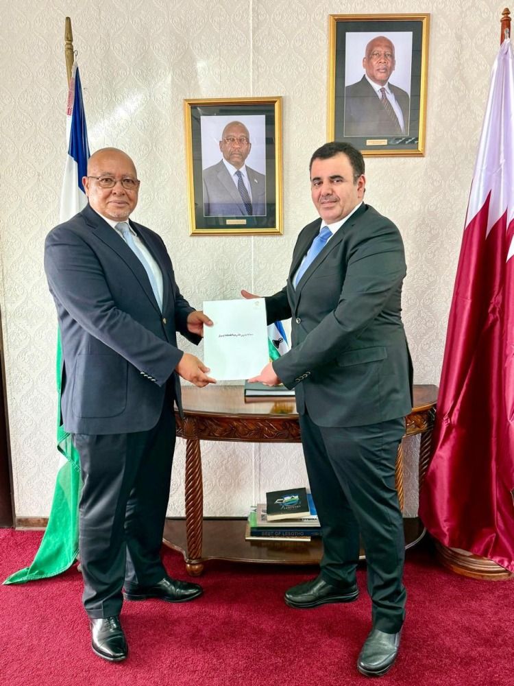 وزير القانون والعدل والقائم بأعمال وزير الخارجية في ليسوتو يتسلم نسخة من أوراق اعتماد سفير دولة قطر