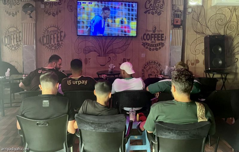 الأجواء تبقي الجماهير في المنازل