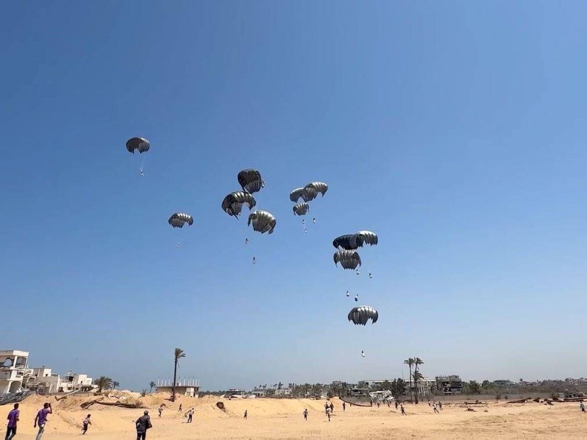 الإمارات تُنفذ الإنزال الجوي الـ79 للمساعدات الإنسانية ضمن عملية "طيور الخير" لدعم غزة