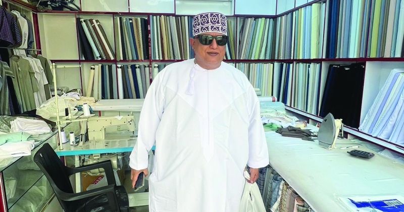 الزميل خالد الشرقاوي بالزي العماني