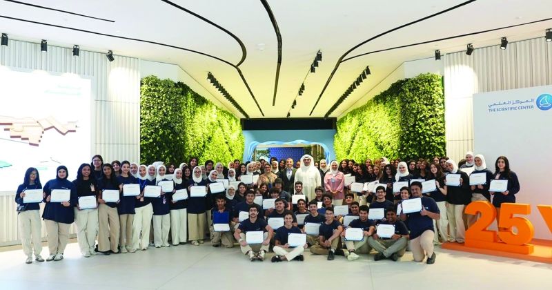 المكرمون في لقطة جماعية مع مسؤولي المركز العلمي