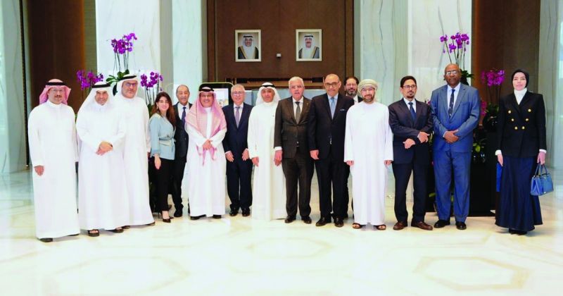 أعضاء السلك الدبلوماسي العربي مع المحتفى بهما على هامش الحفل