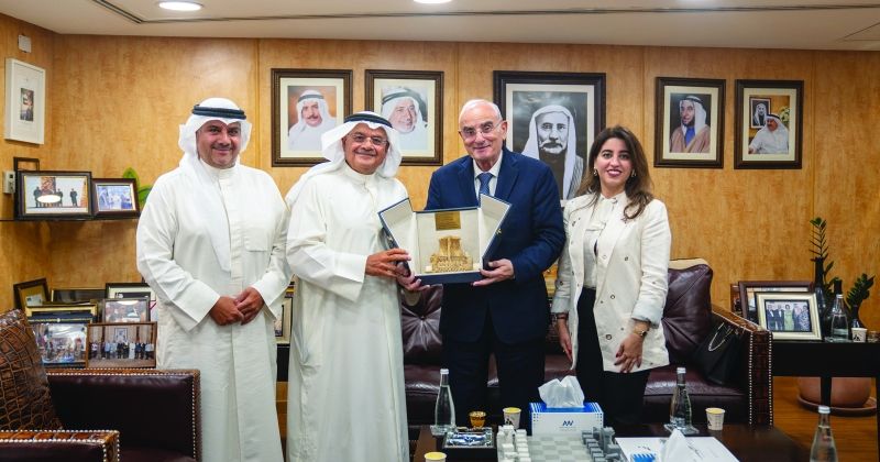 المطوع يقدم هدية تذكارية إلى الوزير منسى