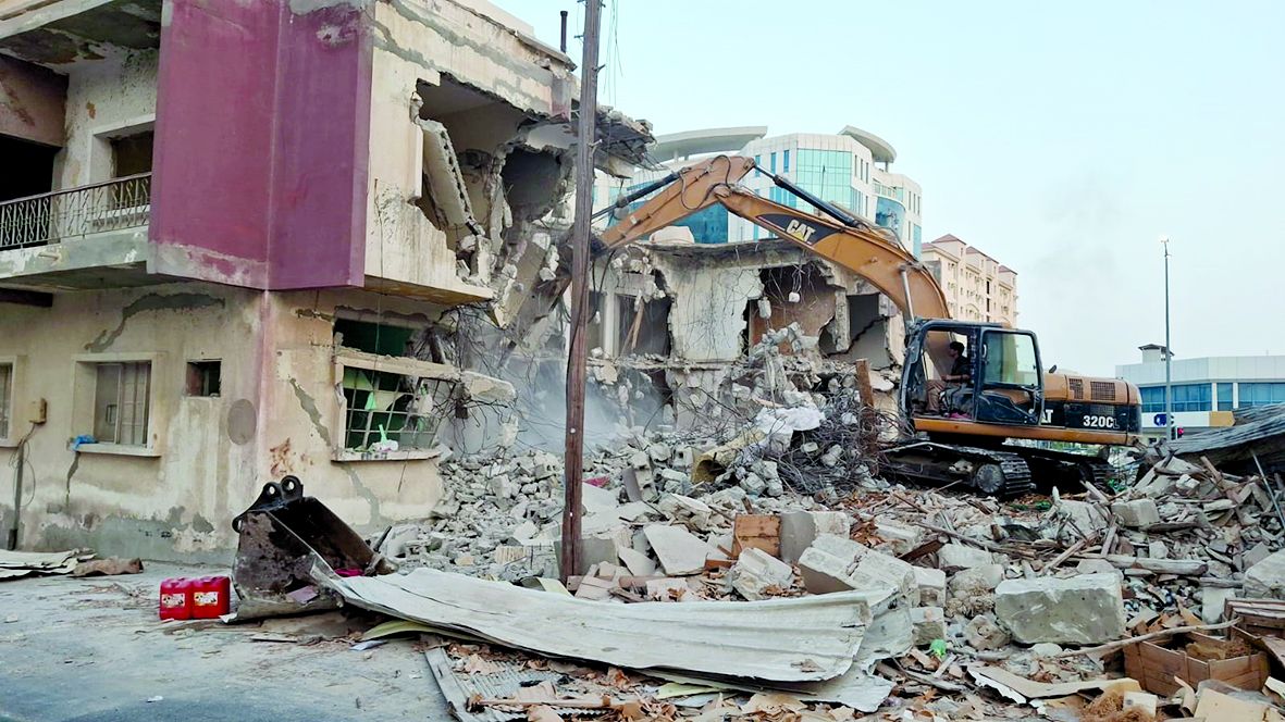 هدم عقار لتحسين المظهر العام بالدوحة الجديدة