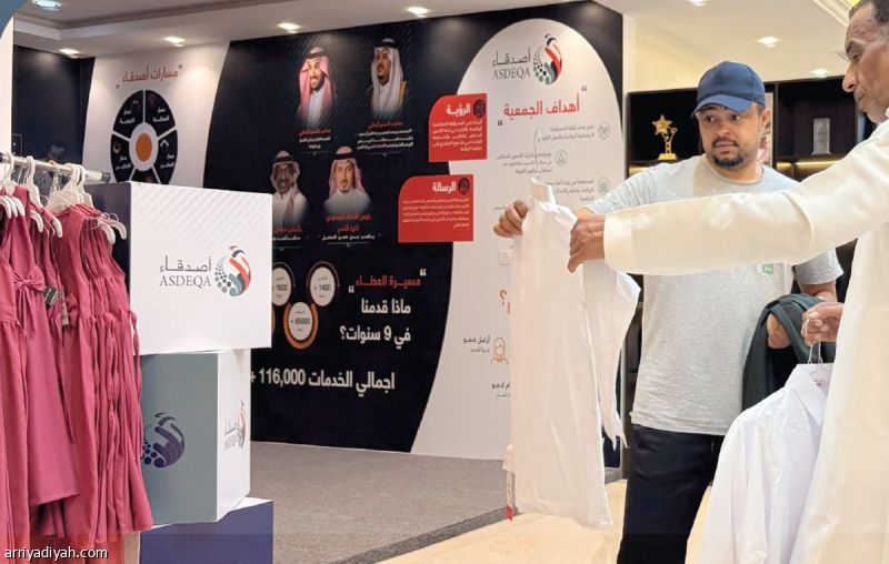 «أصدقاء اللاعبين» توزع الحقائب الدراسية