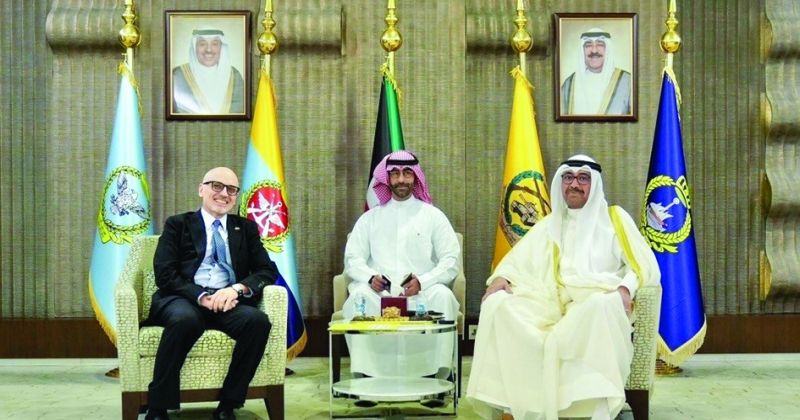 وزير الدفاع وسفير إيطاليا بحثا سبل تعزيز التعاون العسكري