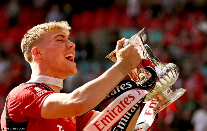 نابولي يحسم صفقة هويلاند