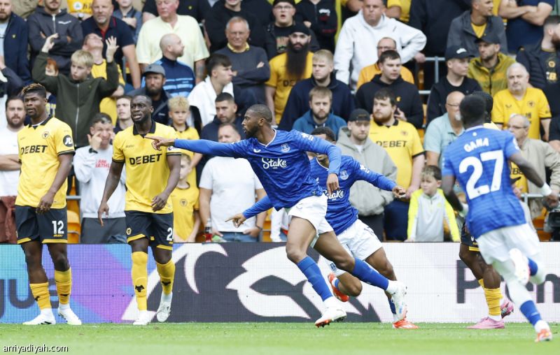 إيفرتون يسقط «الذئاب» بثلاثية