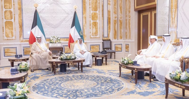 سمو الأمير يستقبل وزير ووكيل الديوان الأميري ورئيس ديوان ولي العهد