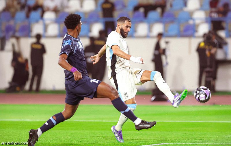 الاتحاد.. بنزيما يزاحم فلاتة على رأس أصحاب الـ «هاتريك»