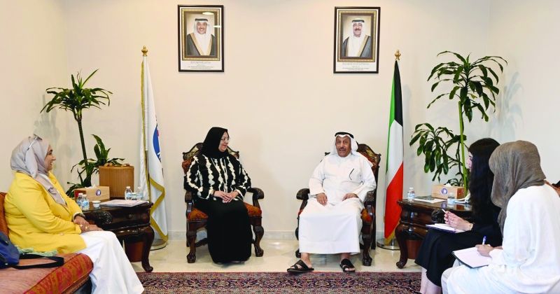 المغامس خلال استقباله ممثلي فريق «ضوى اليادة» التطوعي