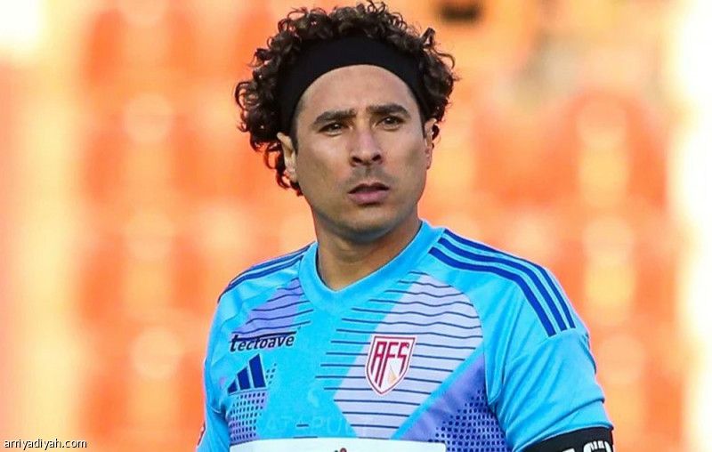 في مقهى.. أسطورة المكسيك يهرب من بورجوس