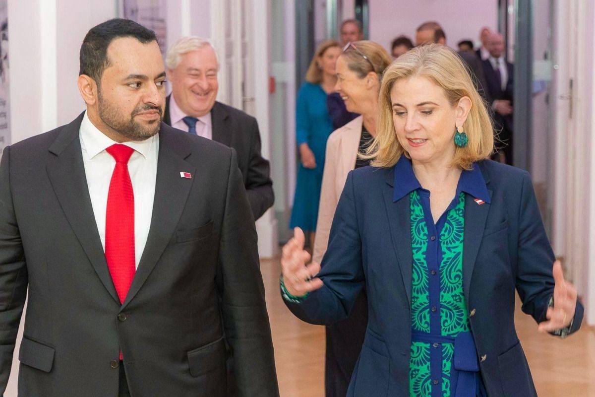 وزير الدولة بوزارة الخارجية يجتمع مع وزيرة الخارجية الاتحادية للشؤون الأوروبية والدولية بالنمسا