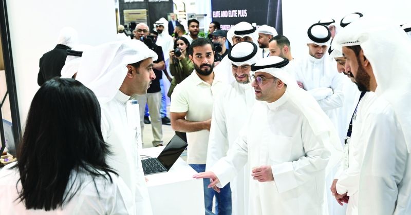 المشاري في جولة بالمعرض المصاحب للمؤتمر (تصوير نايف العقلة)