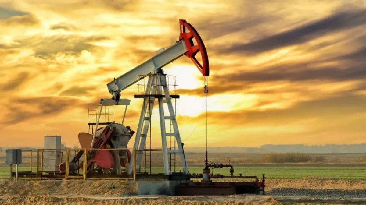 النفط يواصل التراجع وسط تقارير عن مناقشة أوبك+ لزيادة الإنتاج