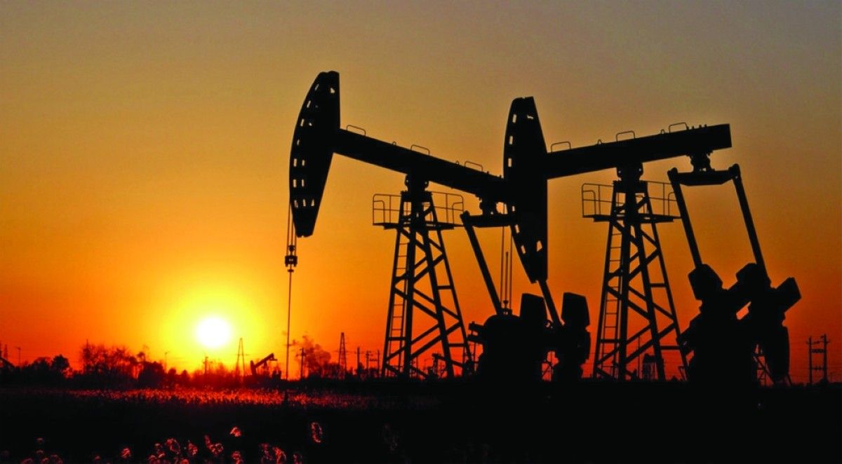 النفط يواصل التراجع وسط تقارير عن مناقشة «أوبك +» زيادة الإنتاج