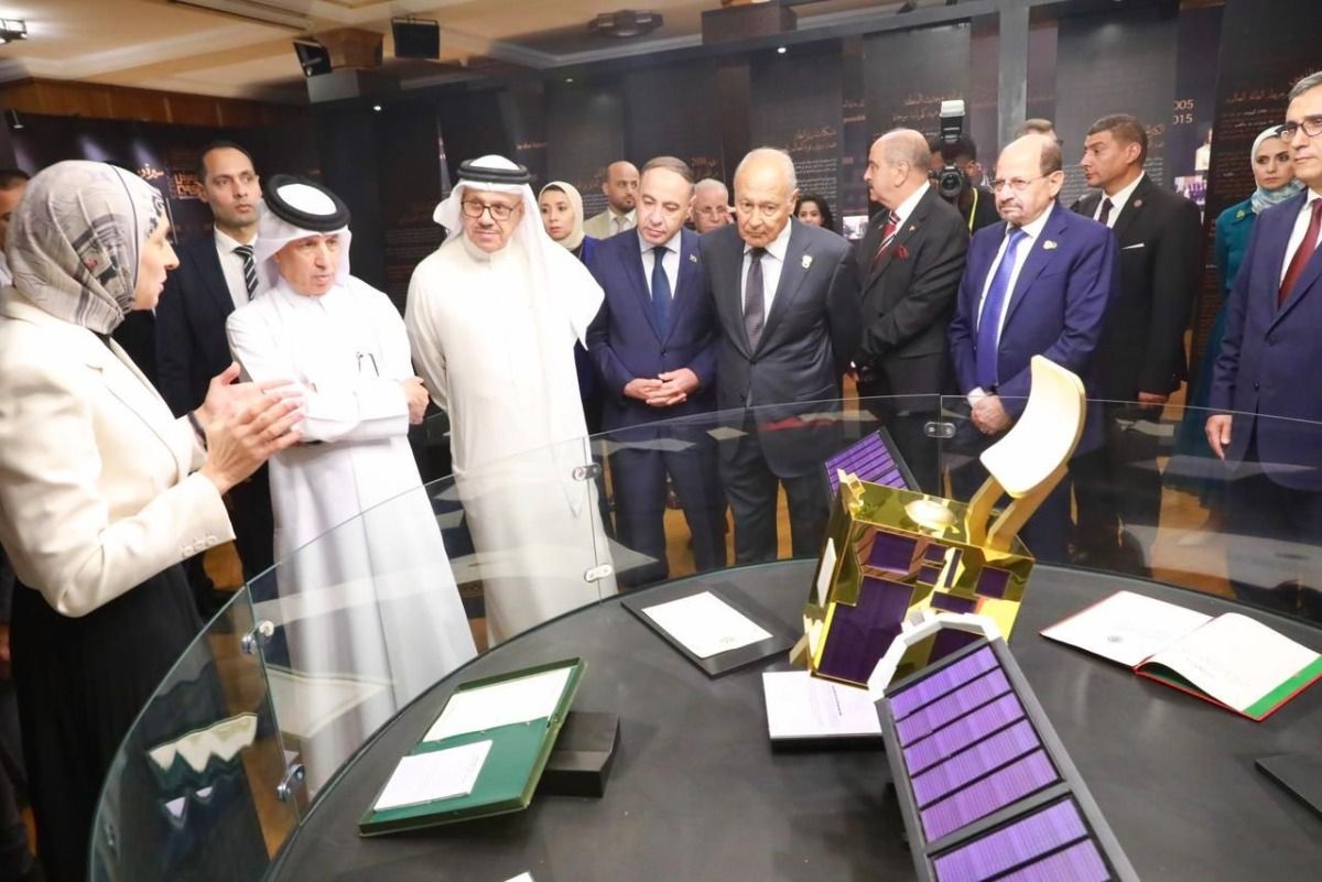 وزير الدولة للشؤون الخارجية يشارك في افتتاح معرض "سيرة ومسيرة" بمناسبة مرور 80 عاما على تأسيس الجامعة العربية