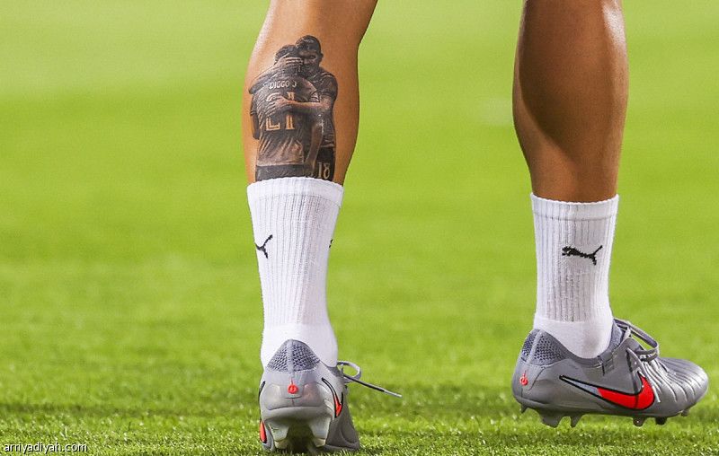 رغم عدم المشاركة.. نيفيش يخطف الأنظار برقم ووشم جوتا