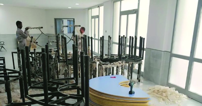 أثاث الفصول في إحدى المدارس الجديدة