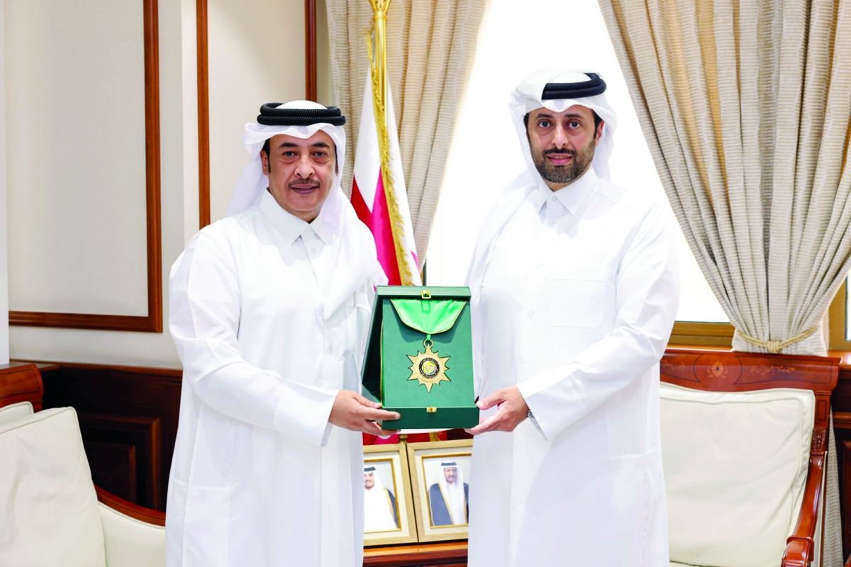 بمناسبة منحه وسام مجلس التعاون.. وزير البلدية يكرم الوكيل المساعد لشؤون الزراعة