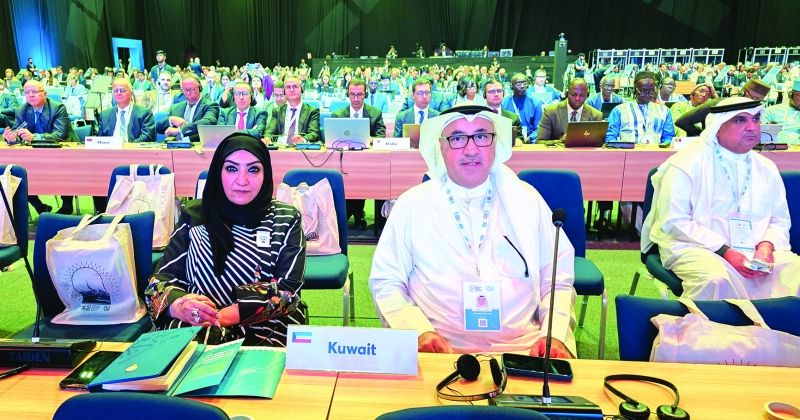 البلوشي والزعابي لدى المشاركة في مؤتمر الاتحاد البريدي العالمي