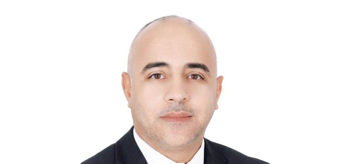 أكاديمي بجامعة الإمارات ينشر 100 دراسة علمية بمجلات دولية