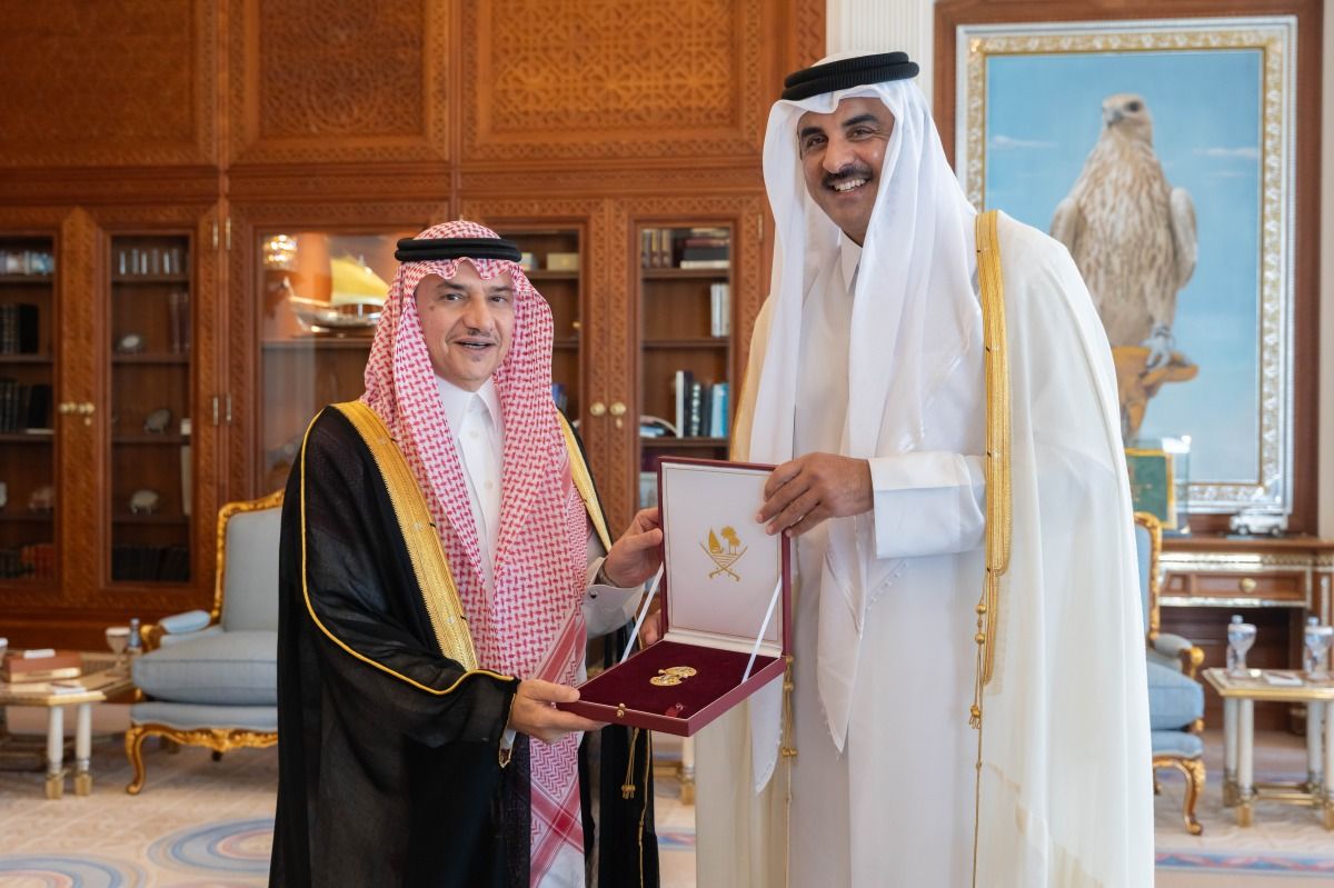 سمو الأمير يمنح السفير السعودي وسام الوجبة