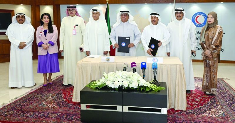 تعاون وتبادل خبرات بين «الهلال الأحمر» و«الصحافيين»