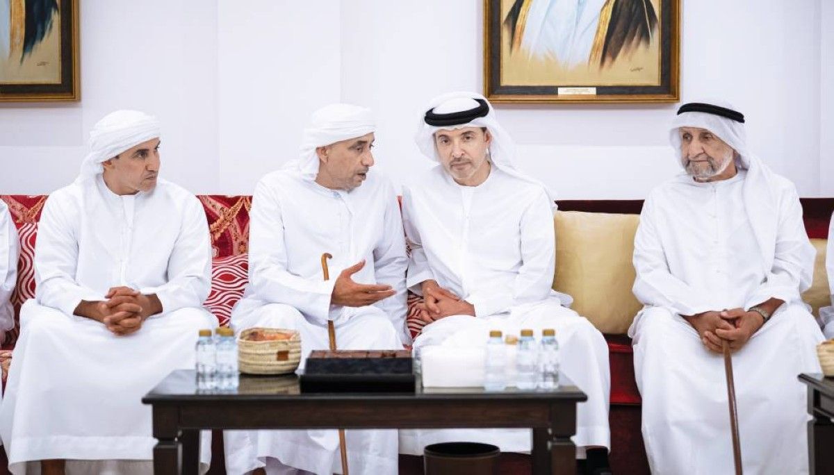 هزاع بن زايد يعزي في وفاة سعيد النيادي