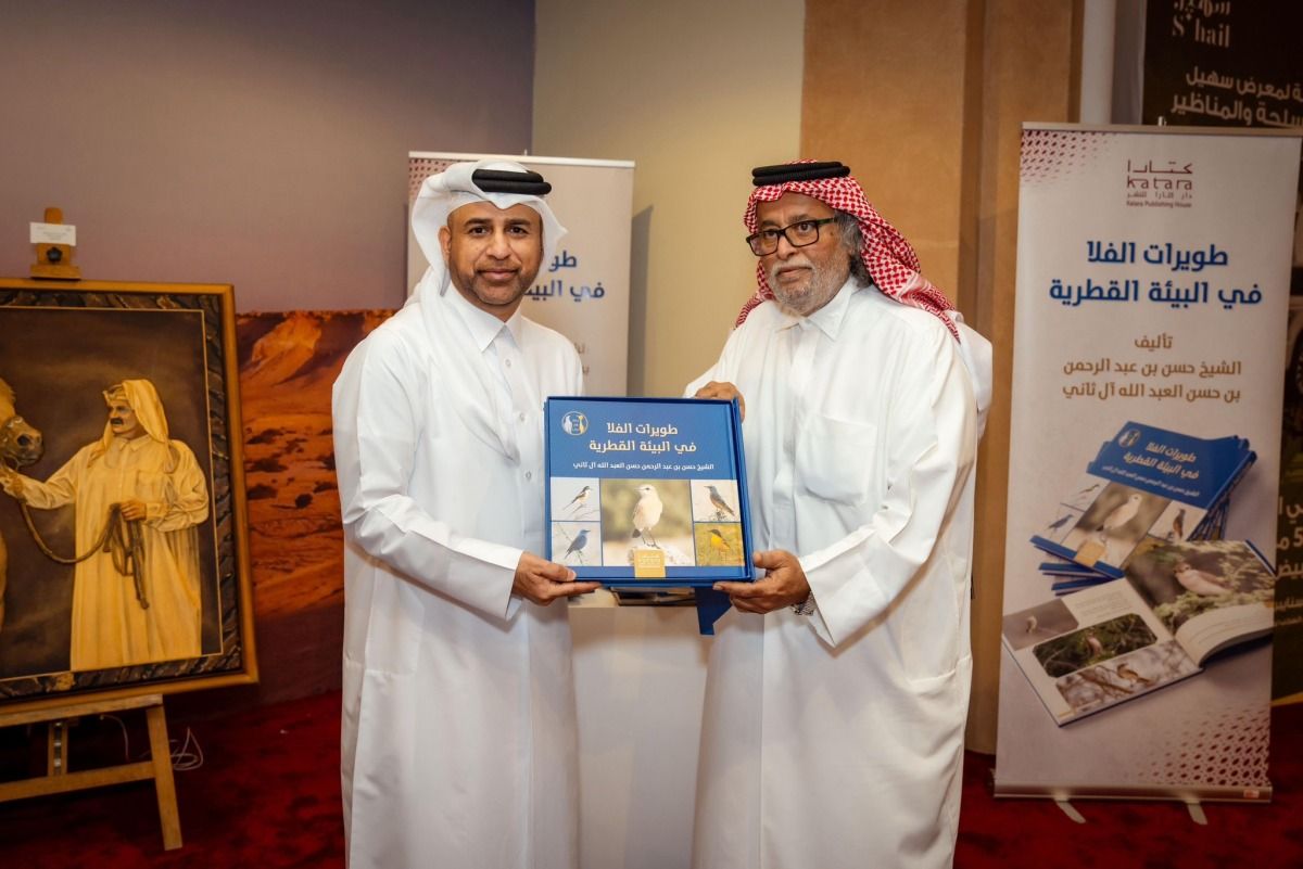 توقيع "طويرات الفلا في البيئة القطرية" بمعرض سهيل 2025