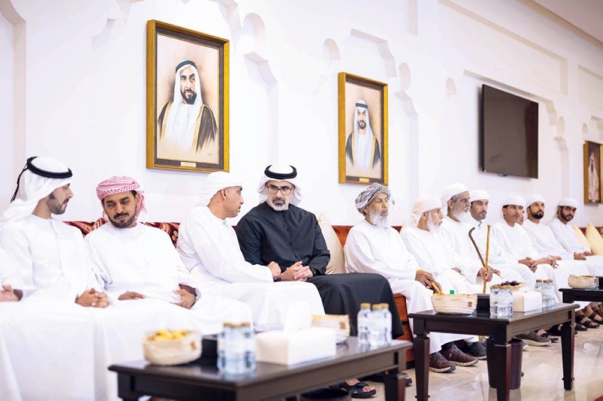 خالد بن محمد يعزي في وفاة سعيد النيادي