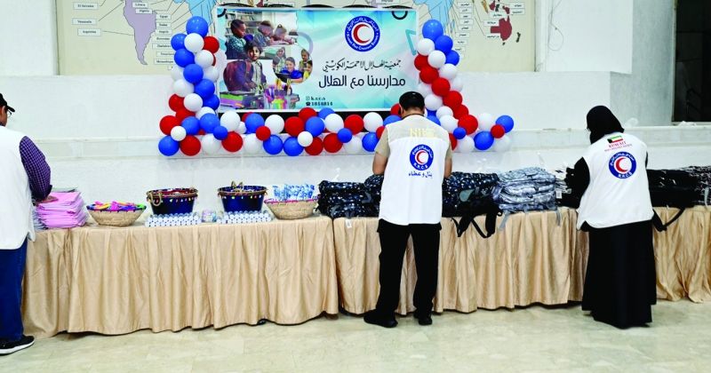 تجهيز الحقائب المدرسية لتوزيعها على الطلبة