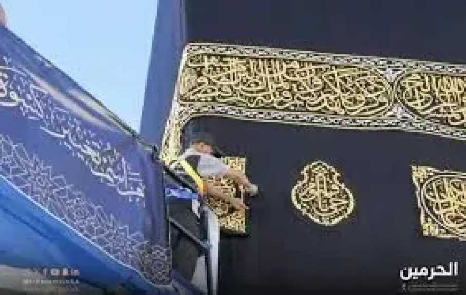 مشهد مهيب فجراً.. القمر يتعامد على الكعبة المشرفة