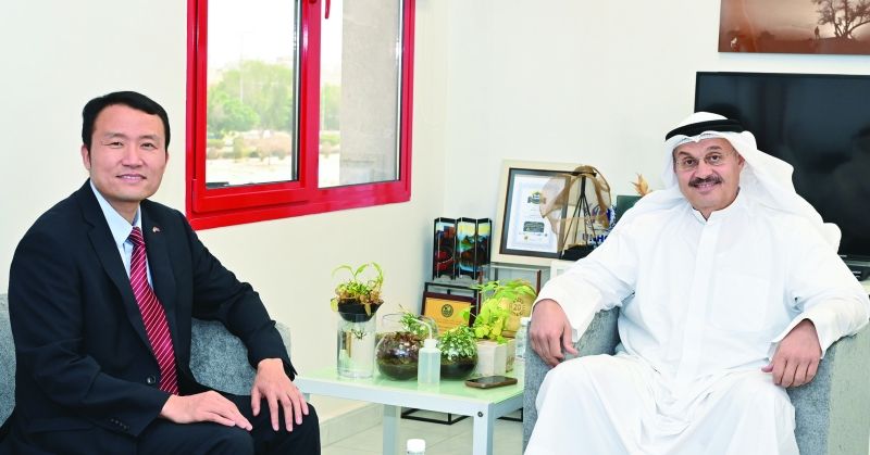 الزميل وليد الجاسم مستقبلاً المستشار ليو شيانغ