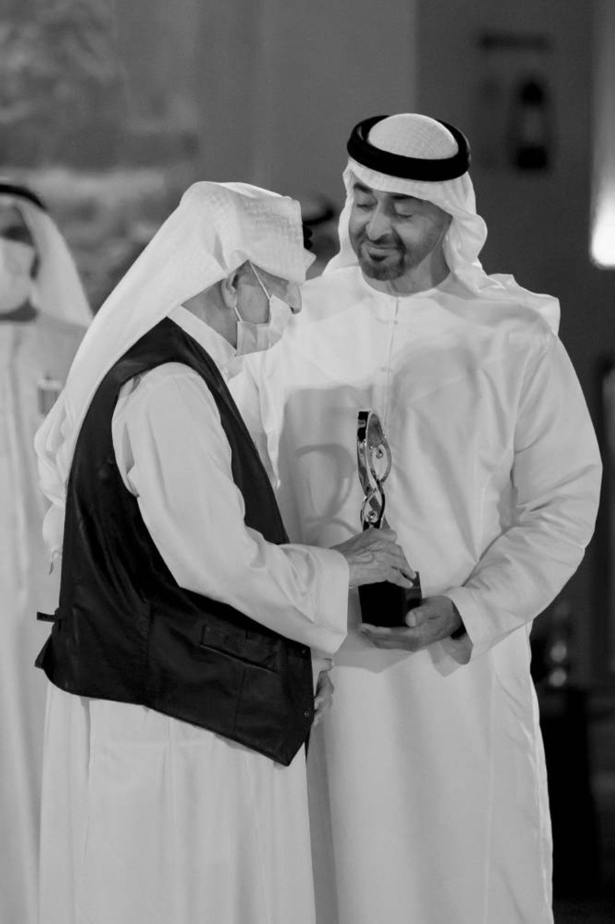 محمد بن زايد: حسين خانصاحب أسهم في نهضة الإمارات وسعى في أعمال الخير والعطاء