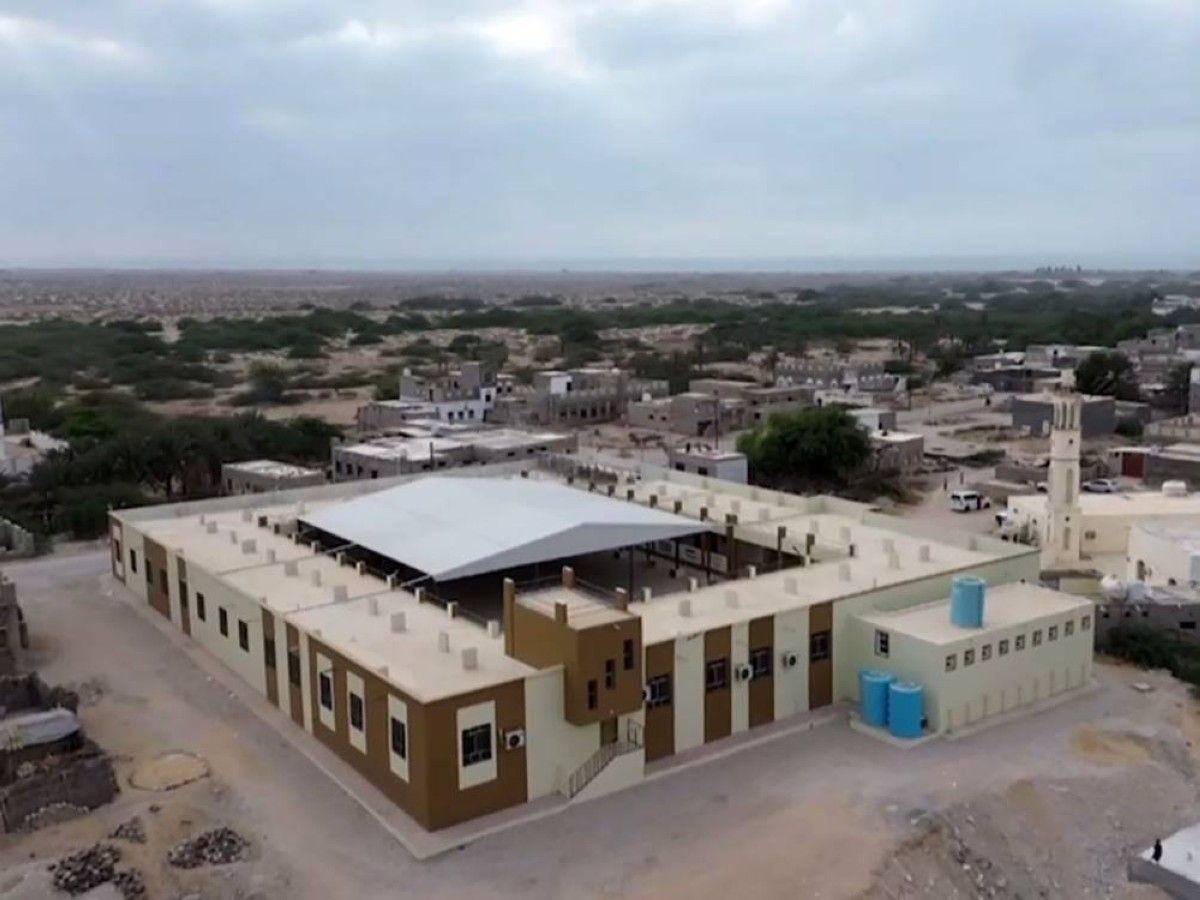 "الهلال الأحمر" الإماراتي تفتتح مدرسة بحضرموت وتدشن "مشروع الحقيبة المدرسية"