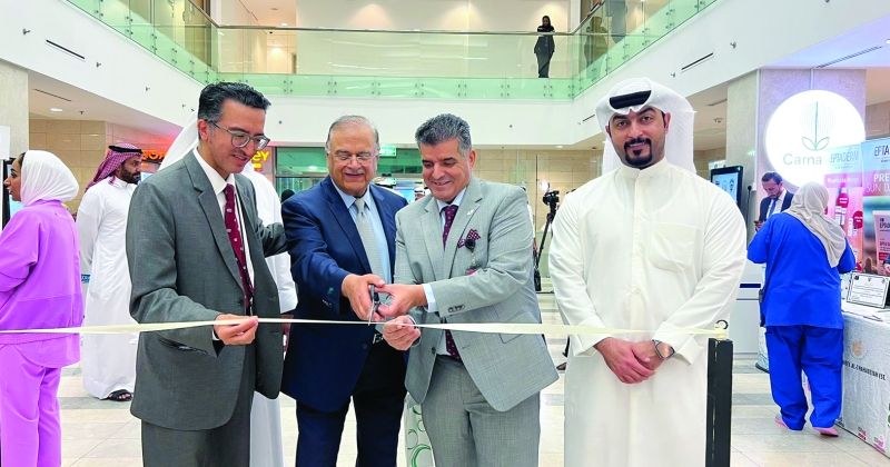 العتيبي خلال قص شريط افتتاح المعرض المصاحب للفعالية