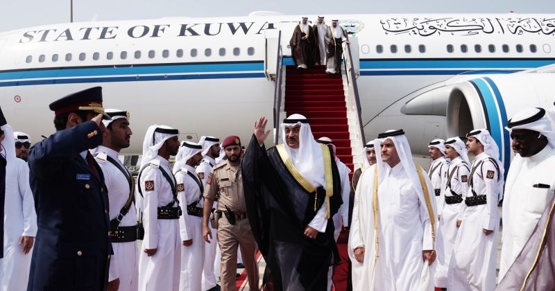 ممثل سمو الأمير سمو ولي العهد يصل إلى قطر لترؤس وفد الكويت في القمة العربية الإسلامية الطارئة
