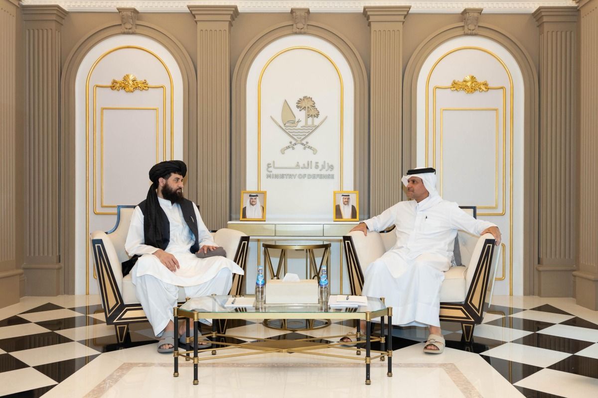 نائب رئيس مجلس الوزراء ووزير الدولة لشؤون الدفاع يلتقي وزير الدفاع الأفغاني