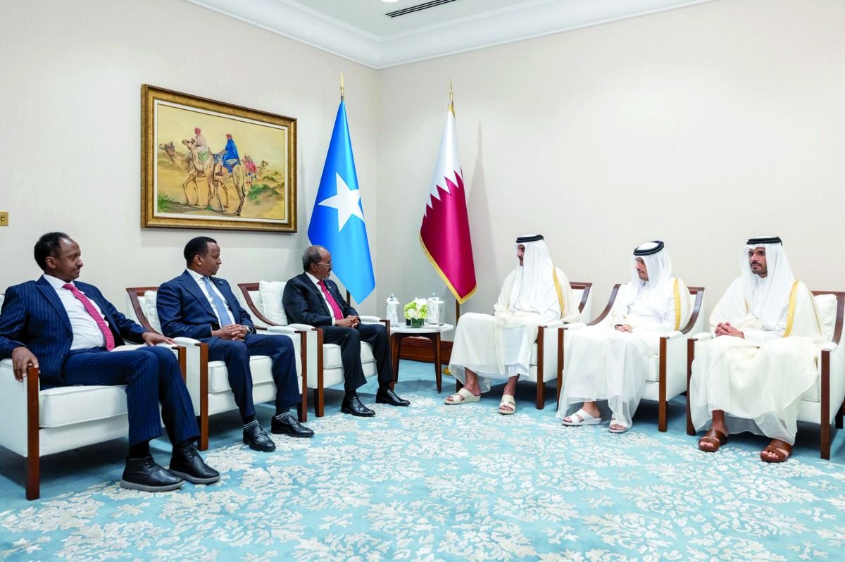 سمو الأمير يستقبل رئيس الصومال