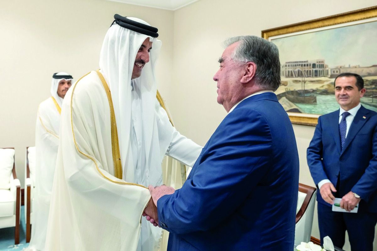 صاحب السمو يناقش القضايا المشتركة مع رئيس طاجيكستان