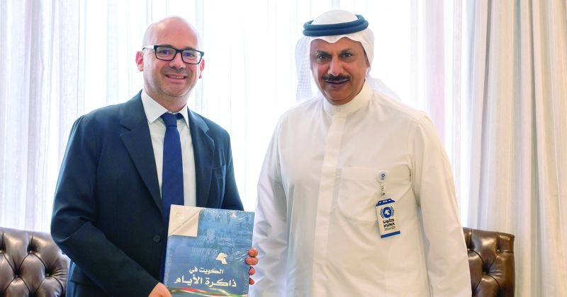 المناعي يهدي سفير فرنسا كتاب «الكويت في ذاكرة الأيام»