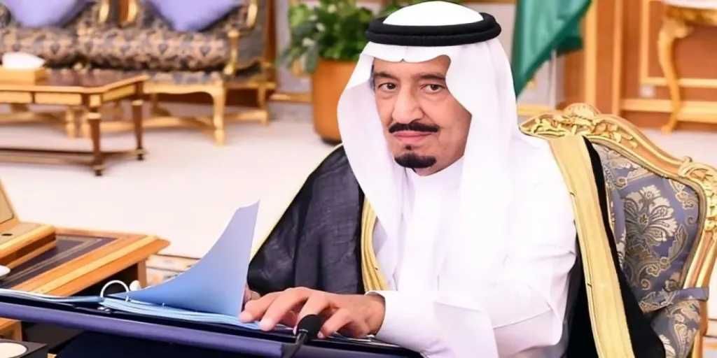 الملك سلمان يكرم 8 مقيمين بينهم مصريان ويمني لمبادرتهم بالتبرع بالدم 10 مرات